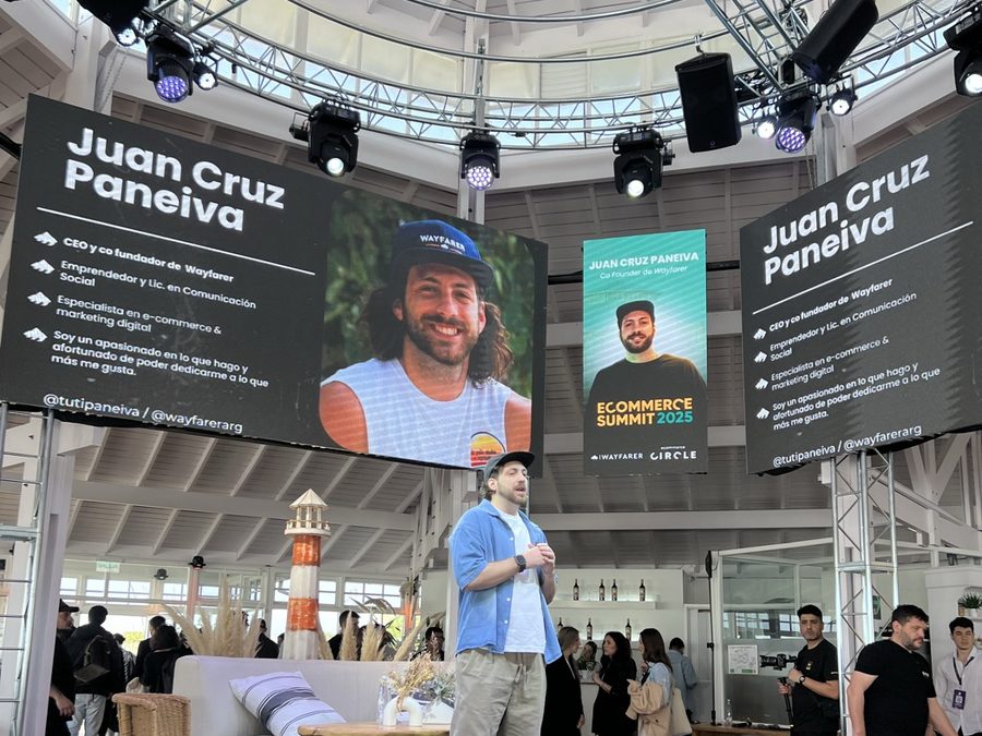 Tuti Paneiva en el escenario del Ecommerce Summit 2025, con sus credenciales en la pantalla