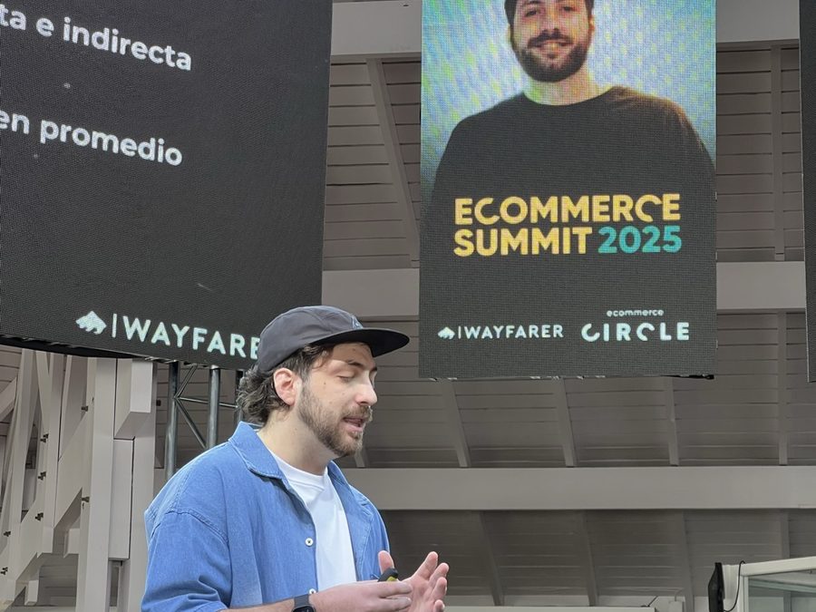 Tuti Paneiva hablando frente al público en el Ecommerce Summit 2025