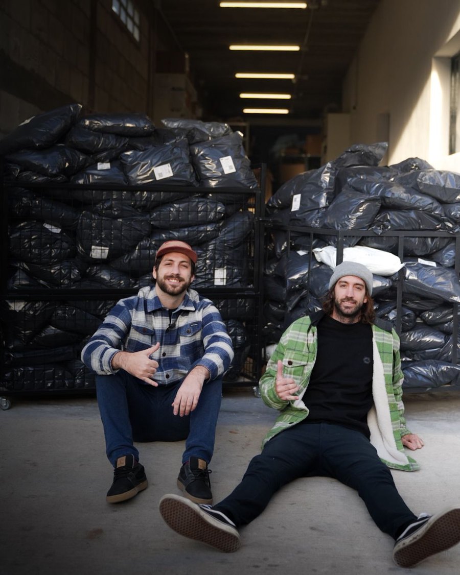 Juan Cruz y Juani Paneiva, fundadores de Wayfarer y EDH, con los pedidos del día listos para despachar